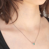 Collier vintage in platino con ciondolo a margherita con smeraldo (0.35ct) e diamanti (0.23ctw)