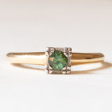 Anello solitario in oro giallo e bianco 14K con cromodiopside, anni ‘60/‘70