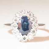 Anello a margherita vintage in oro bianco 14K con zaffiro (1.40ct ca.) e diamanti (0.30ctw ca.), anni ‘60/‘70