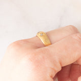 Anello gypsy vintage in oro giallo 14K con zaffiro (0.10ct ca.) e diamanti di taglio rosetta (0.04ctw ca.), anni ‘40/‘50