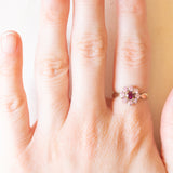 Anello a margherita vintage in oro giallo 9K con tormalina rosa (0.15ct ca.) e zaffiri rosa sintetici (0.40ctw ca.), anno 2004