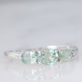 Trilogy vintage in oro bianco 9K con zaffiri verde sintetici (0.80ctw ca.) e diamanti, anni ‘90