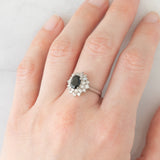 Anello ballerina vintage in oro bianco 14K con zaffiro (0.85ct ca.) e diamanti di taglio brillante (0.50ctw ca.), anni ‘80