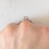 Anello “solitario” vintage in oro bianco 9K con illusion setting diamanti di taglio princess (0.15ctw ca.), anni ‘80/‘90