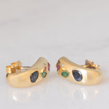 Orecchini vintage in oro giallo 14K con diamanti (0.01ctw ca.), rubini (0.15ctw ca.), smeraldi (0.10ctw ca.) e zaffiri (0.36ctw ca.), anni ‘70