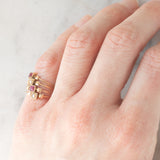 Anello “quadruplo” vintage in oro giallo 18K con paste di vetro rosse e perline bianche, anni ‘60