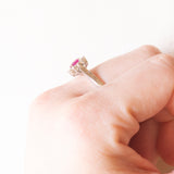 Anello a margherita vintage in oro bianco 18K con rubino (0.42ct ca.) e diamanti (0.12ctw ca.), anni ‘70/‘80