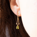 Orecchini pendenti vintage in oro giallo 9K con peridoti verde chiaro (0.70ctw ca.)