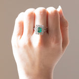 Anello a margherita francese vintage in platino e in oro bianco 18K con smeraldo (0.90ct ca.) e diamanti (0.70ctw ca.), anni ‘50/‘60