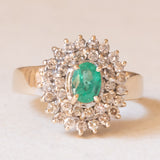 Anello a margherita vintage in oro bianco 18K con smeraldo (0.50ct ca.) e diamanti (0.53ctw ca.), anni ‘60/‘70
