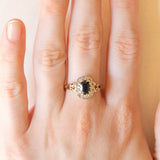 Anello a margherita vintage in oro giallo e bianco 9K con zaffiro (1ct ca.) e diamanti (0.05ctw ca.), anno 1989