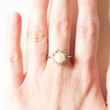Anello a margherita in oro bianco 18K con perla bianca e diamanti (0.08ctw ca.), anni ‘50/‘60