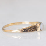 Solitario vintage in oro giallo 8K con opale (0.18ct ca.), anni ‘40/‘50
