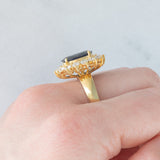 Anello a margherita vintage in oro giallo 18K con zaffiro (4.40ct ca.) e diamanti di taglio brillante (1.68ctw ca.), anni ‘70/‘80