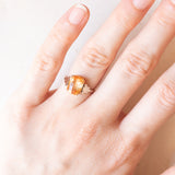 Anello vintage in stile Art Déco in oro giallo e bianco 9K con zaffiro arancione trattato