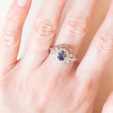 Anello vintage in oro bianco 18K con zaffiro (0.50ct ca.) e diamanti di taglio brillante (0.36ctw ca.), anni ‘50/‘60