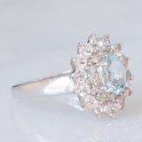 Anello a margherita moderno in oro bianco 9K con acquamarina (0.60ct ca.), diamanti (0.12ctw ca.) e morganiti (0.84ctw ca.), anni ‘2000