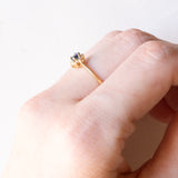 Anello a margherita vintage in oro giallo 18K con zaffiro (0.17ct ca.) e diamanti di taglio brillante (0.04ctw ca.), anni ‘70/‘80