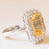 Anello a margherita vintage in oro bianco 18K con quarzo citrino (9.50ct ca.) e diamanti di taglio brillante (1.60ctw ca.), anni ‘60