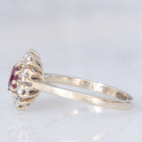 Anello a margherita vintage in oro bianco 14K con rubino (0.50ct ca.) e diamanti (0.30ctw ca.), anni ‘70/‘80