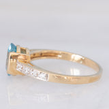 Anello in oro giallo 9K con zircone azzurro (1.63ct) e zirconi bianchi