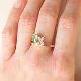 Anello in oro giallo e bianco 10K con smeraldo (0.50ct ca.) e topazi bianchi, anno 2016