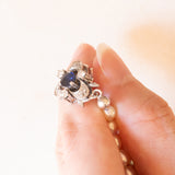 Collana vintage con filo di perle bianche e con decorazioni in oro bianco 18K e 14K con diamanti (1.20ctw ca.) e zaffiro (0.40ct ca.), anni ‘60