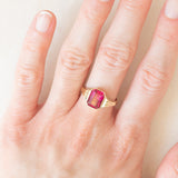 Anello da cocktail vintage in oro giallo 8K con rubino sintetico (2.50ct ca.), anni ‘70