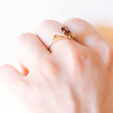 Anello vintage in oro giallo e bianco 9K con granato e cubic zirconia, anni ‘70/‘80