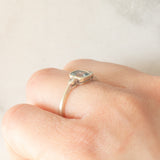 Trilogy vintage in oro bianco 9K con acquamarina (0.40ct ca.) e diamanti di taglio brillante (0.02ctw ca.), anni ‘70