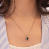 Collana vintage con catenina in oro bianco 14K con ciondolo in oro bianco 14K con zaffiro (1.50ct ca.) e diamanti di taglio brillante (0.30ctw ca.), anni ‘70