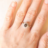 Anello a margherita vintage in oro giallo e bianco 9K con zaffiro (0.60ct ca.) e diamanti (0.14ctw ca.), anno 1991