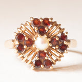 Anello a fiore in oro giallo 9K con granati (0.48ctw ca.) e perla, anni ‘40/‘50