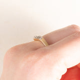 Anello a “V” vintage in oro giallo e bianco 9K con diamanti (0.14ctw ca.), anni ‘80/‘90 ca.