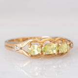 Anello vintage in oro giallo 9K con sfeni (0.44ctw ca.) e zirconi bianchi
