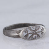 Anello medievale in argento con incisioni, XI/XIV secolo d.C.