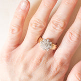 Anello a fiore vintage in oro giallo e bianco 14K con diamanti di taglio brillante (0.95ctw ca.), anni ‘60/‘70