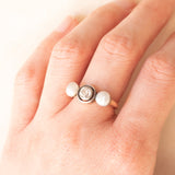 Trilogy antico in oro giallo 18K e argento con perle bianche e diamante di taglio vecchia miniera (0.48ct ca.), anni ‘10/‘20