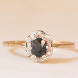Anello a margherita in oro giallo 9K con zaffiro (0.50ct ca.) e diamanti (0.03ctw ca.), anni ‘80