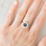 Anello a margherita vintage in oro bianco 18K con zaffiro (1ct ca.) e diamanti di taglio brillante (0.70ctw ca.), anni ‘70