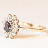 Anello a margherita vintage in oro giallo e bianco 9K con zaffiro (0.40ct ca.) e diamanti (0.18ctw ca.), anno 1960