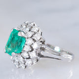 Anello vintage in oro bianco 14K con smeraldo (2ct ca.) e diamanti di taglio brillante (1.40ctw ca.), anni ‘60/‘70