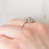 Anello a fiore antico in oro giallo 14K e argento con rubini (0.40ctw ca.) e diamanti di taglio vecchia miniera (0.65ctw ca.), primi del ‘900