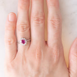 Anello a margherita vintage in platino con rubino (0.33ct) e diamanti (0.57ctw), anni ‘70