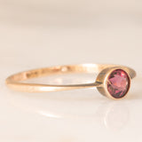 Solitario antico in oro giallo 9K con tormalina rosa (0.25ct ca.), anni ‘10/‘20