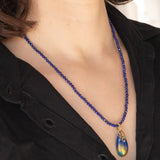 Collana moderna con filo di vetri blu e con pendente in oro giallo 18K con lapislazzuli, smeraldo e diamante
