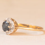 Anello a margherita in oro giallo 9K con zaffiro (0.50ct ca.) e diamanti (0.03ctw ca.), anni ‘80