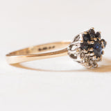 Anello a margherita in oro giallo e bianco 9K con zaffiri (0.44ctw ca.) e diamanti (0.07ctw ca.), anni ‘70
