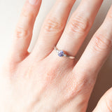 Trilogy vintage in oro bianco 9K con tanzanite (0.35ct ca.) e diamanti (0.03ctw ca.), anni ‘90