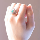 Anello ballerina in oro bianco 18K con smeraldo (0.70ct ca.) e diamanti di taglio brillante e di taglio baguette (0.82ctw ca.), anni ‘60/‘70